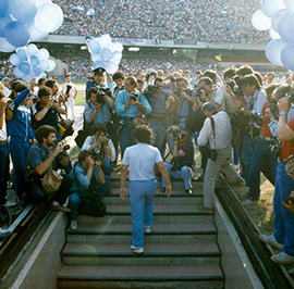 Presentation-at-San-Paolo-Stadium--with-70.000-spectators--(1984)---Presentacion-en-el-Estadio-San-Paolo-ante-70.000-personas-(1984)-t