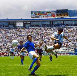 Scoring-his-goal-against-Italy,-WC-1986---Anotando-su-gol-ante-Italia-en-la-Copa-del-Mundo-de-1986-t